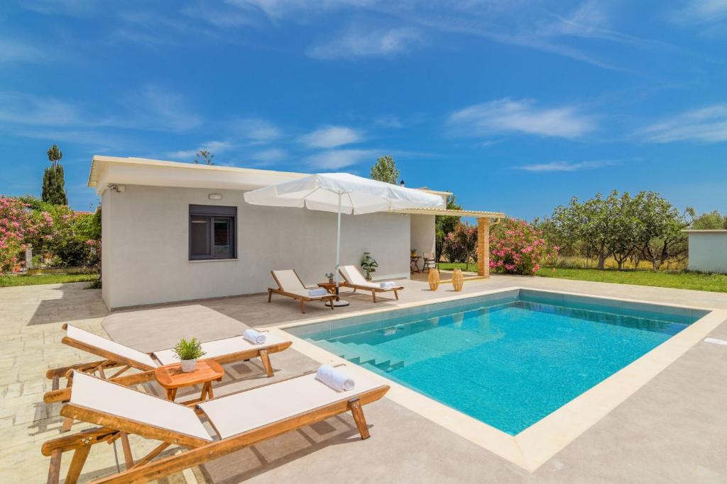 une image d'une villa avec une piscine dans l'établissement Allegra Villa, à Kypseli