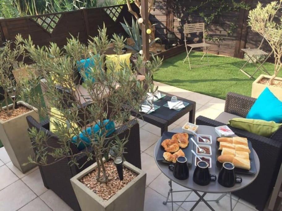 a patio with a table with food on it at Chambre à 500 m des remparts in Aigues-Mortes