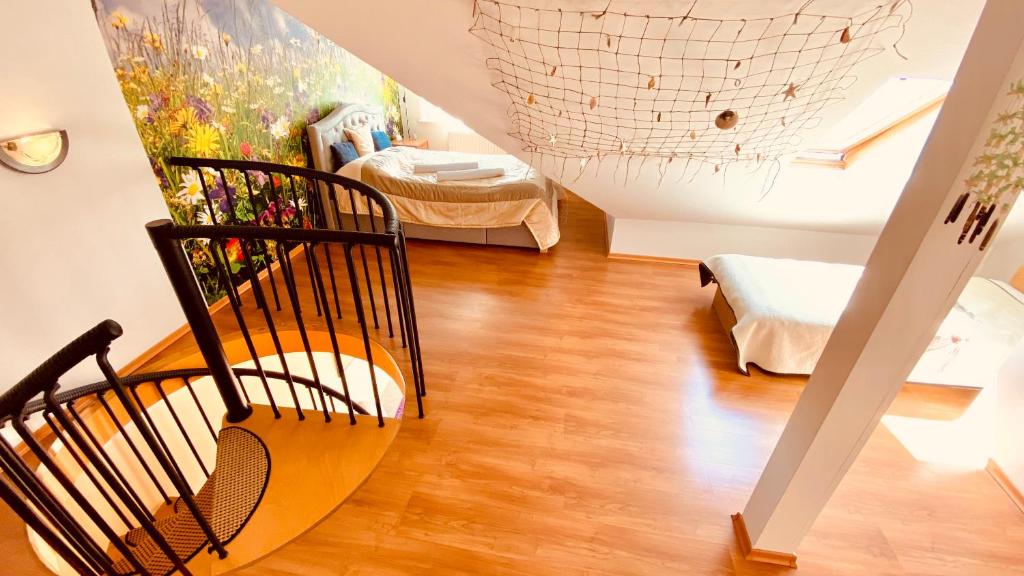 klatka schodowa w pokoju z drewnianą podłogą w obiekcie Sonnige Maisonette-Wohnung mit Blick auf die Bucht w Dziwnowie