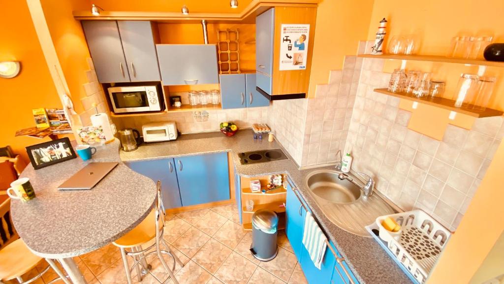 Kuchnia lub aneks kuchenny w obiekcie Sonnige Maisonette-Wohnung mit Blick auf die Bucht