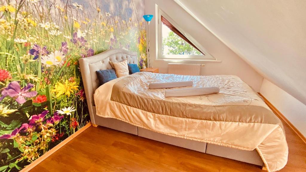 sypialnia z łóżkiem i obrazem na ścianie w obiekcie Sonnige Maisonette-Wohnung mit Blick auf die Bucht w Dziwnowie