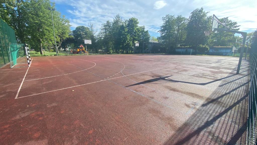 Tenis lub squash w obiekcie Sonnige Maisonette-Wohnung mit Blick auf die Bucht lub w pobliżu