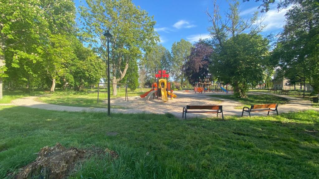 Plac zabaw dla dzieci w obiekcie Sonnige Maisonette-Wohnung mit Blick auf die Bucht