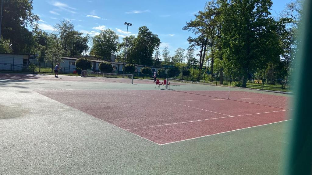 Tenis lub squash w obiekcie Sonnige Maisonette-Wohnung mit Blick auf die Bucht lub w pobliżu