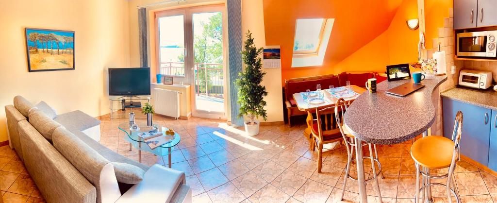 Telewizja i/lub zestaw kina domowego w obiekcie Sonnige Maisonette-Wohnung mit Blick auf die Bucht