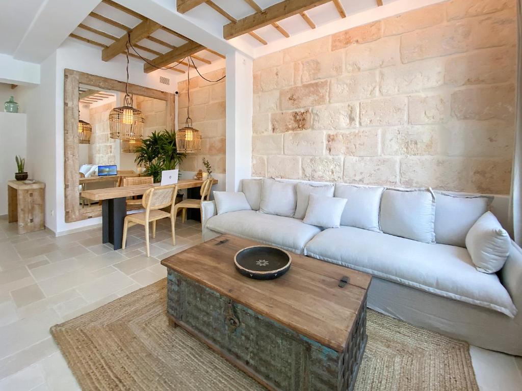 een woonkamer met een bank en een tafel bij 120 Hotel Boutique - Adults Only in Ciutadella