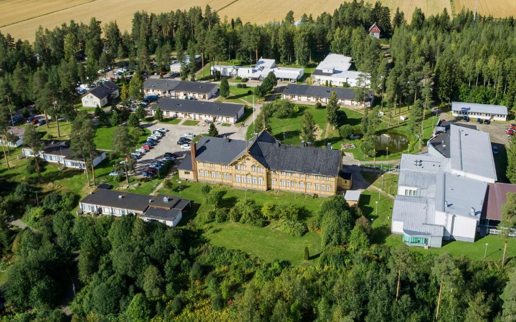 Ilmajoki的住宿－Etelä-Pohjanmaan Opisto，山丘上大房子的空中景色