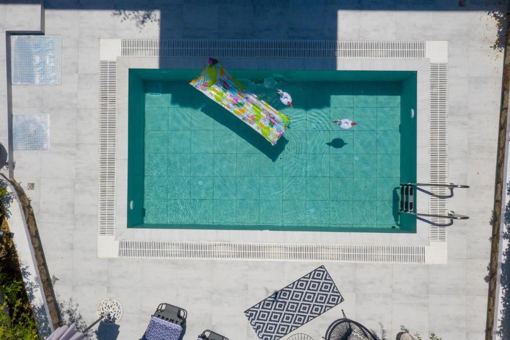Bazén v ubytování Mikaela's Pool House nebo v jeho okolí
