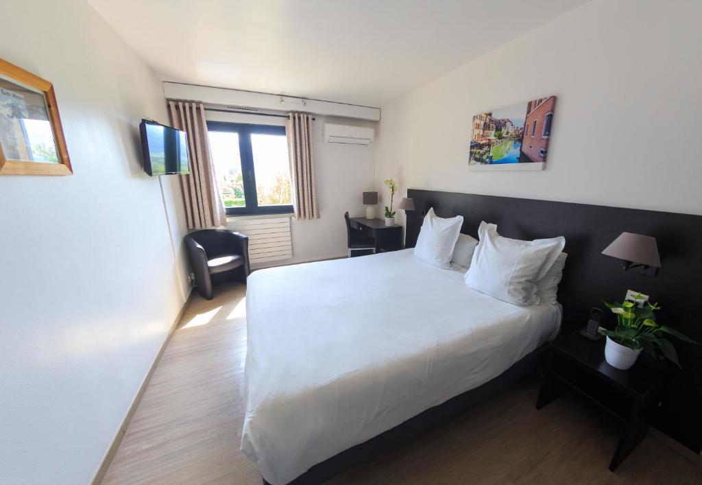 Postel nebo postele na pokoji v ubytování Logis hôtel Annecy nord / Argonay