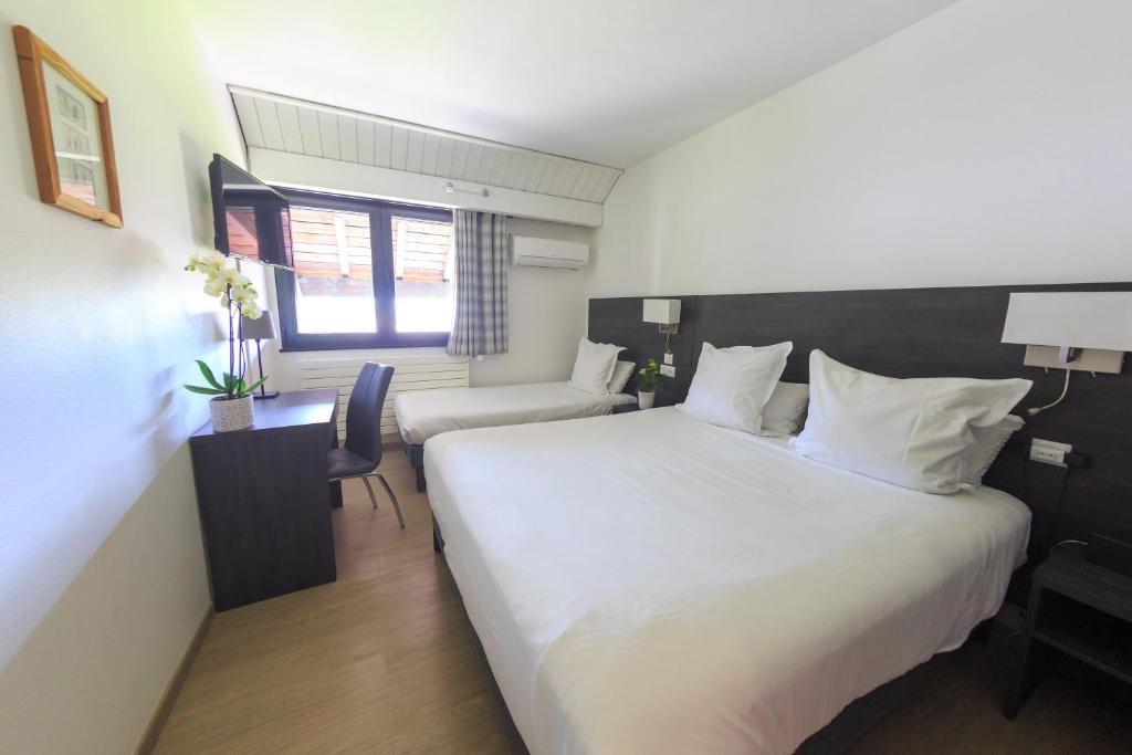 Postel nebo postele na pokoji v ubytování Logis hôtel Annecy nord / Argonay