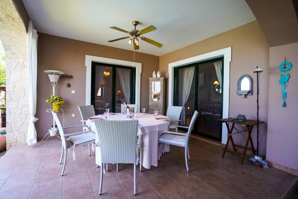 Villa Irene: Θέα πισίνα, Θέα θάλασσα photo