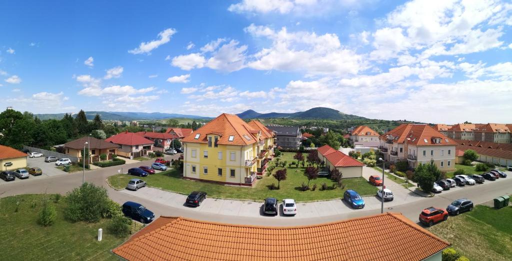una vista aerea di una città con auto parcheggiate in un parcheggio di Orsika HillTop Apartman a Eger