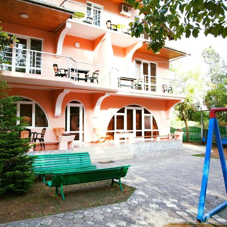 Herní místnost nebo prostor pro děti v ubytování Hotel "Qeti"