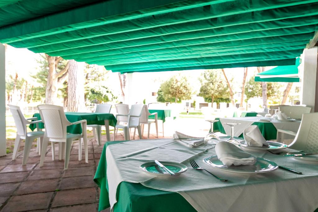Restaurace v ubytování MARBELLA BANUS SUITES - Bird Of Paradise Playas del Duque Banús Suite Apartment