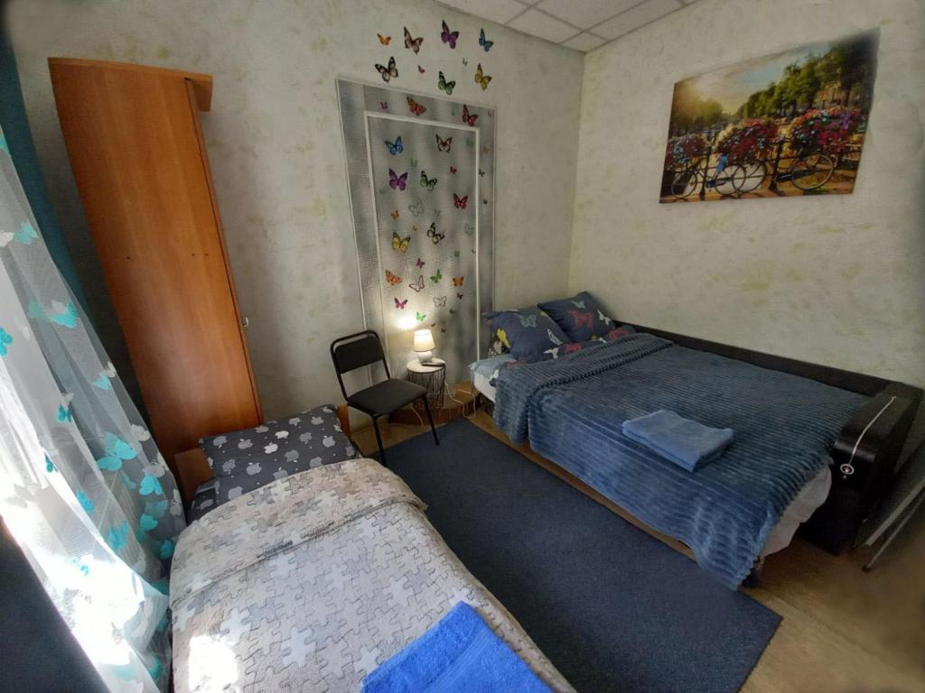 1 Schlafzimmer mit 2 Betten und einem Fenster in der Unterkunft 1 комнатная квартира в центре Мукачева, улица Мира in Mukatschewo