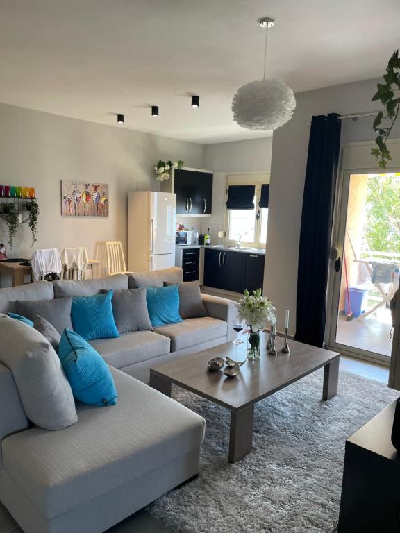 ein Wohnzimmer mit einem Sofa und einem Tisch in der Unterkunft Riviera in Vlorë