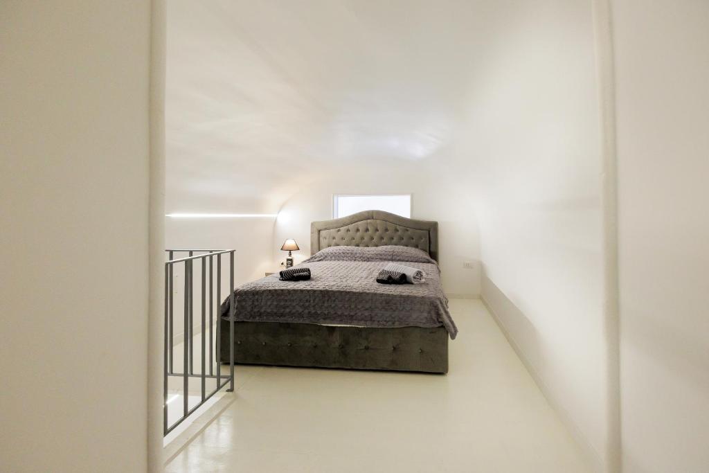 A bed or beds in a room at Scudaniglio Home