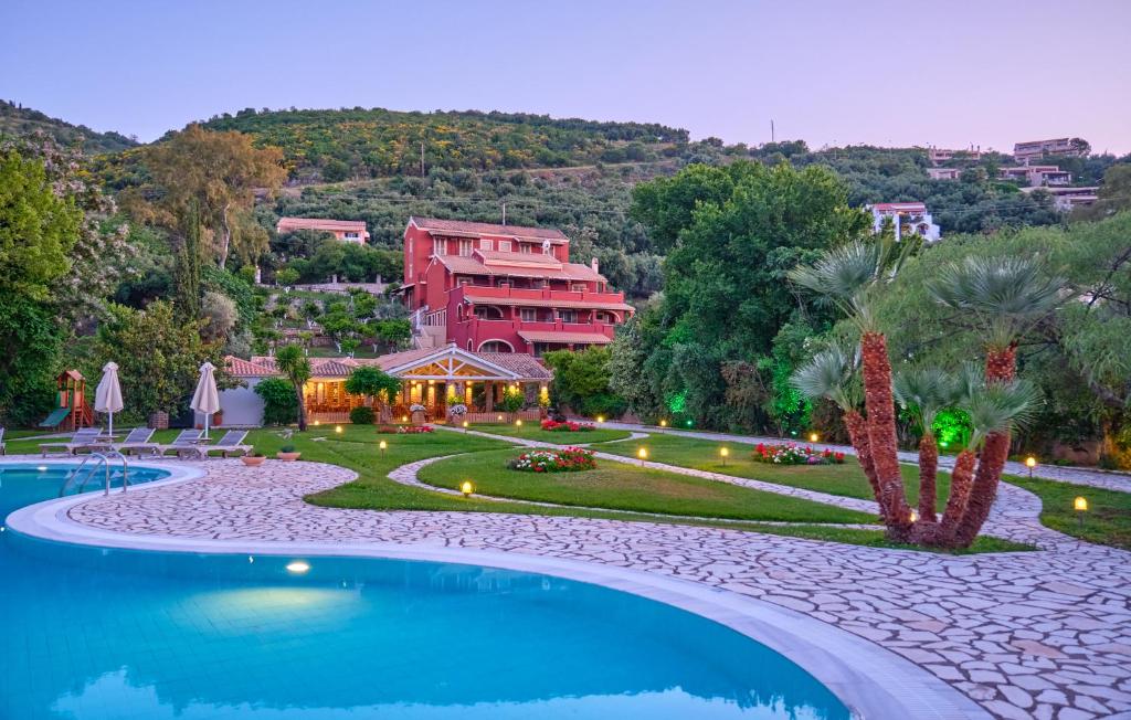 Apraos的住宿－Chrismos Luxury Suites Apraos Corfu，享有带游泳池的度假村景致