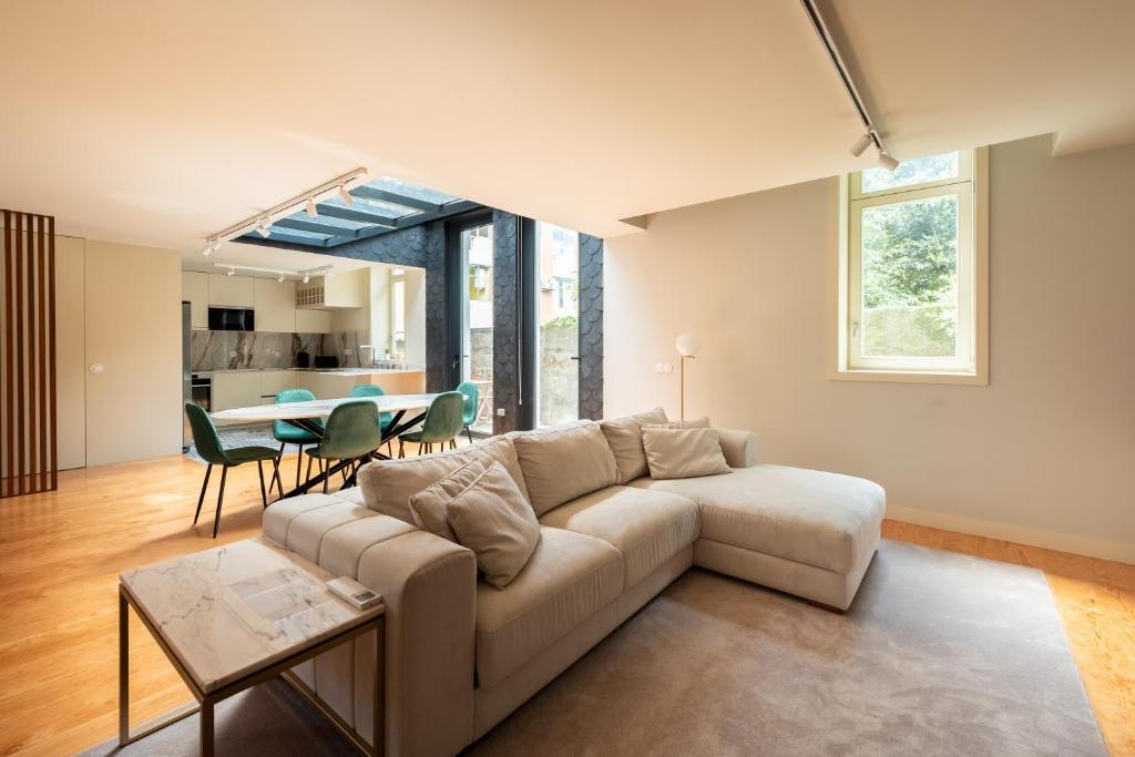 uma sala de estar com um sofá e uma mesa em Oporto INNside House no Porto
