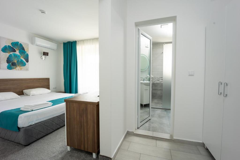 A bed or beds in a room at Hotel Zonya