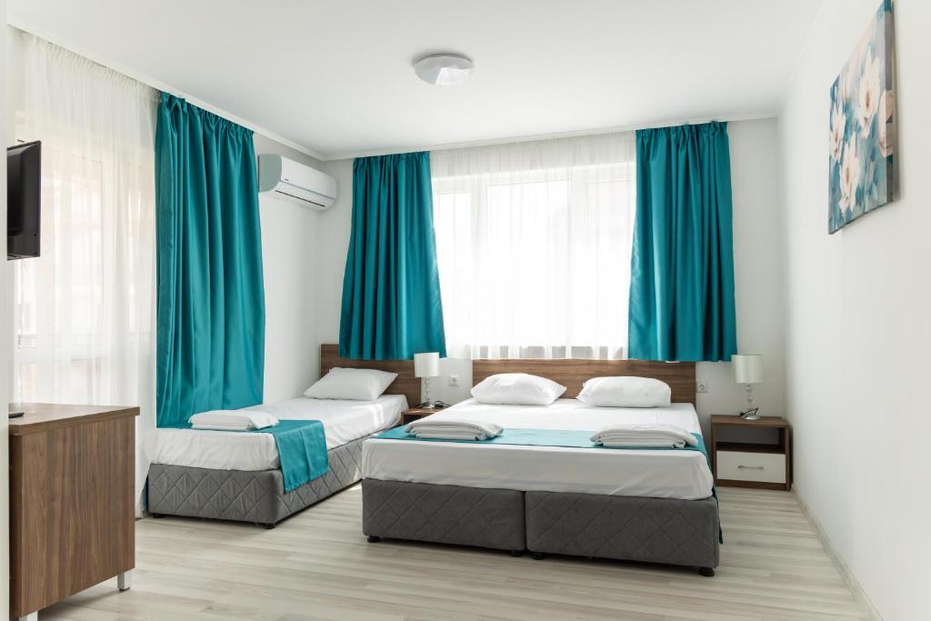 A bed or beds in a room at Hotel Zonya