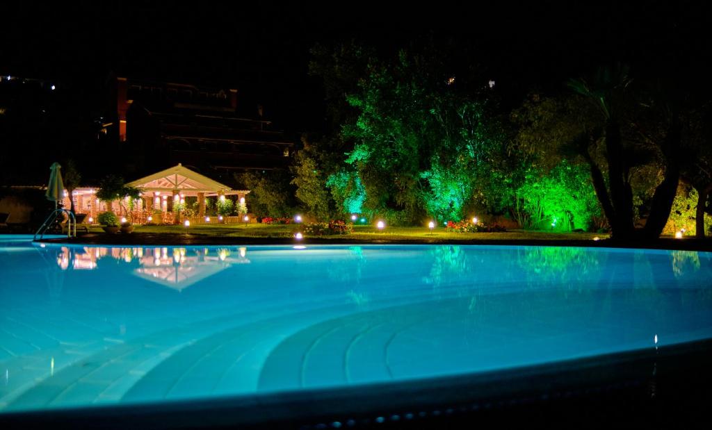 Bazén v ubytování Chrismos Luxury Suites Apraos Corfu nebo v jeho okolí