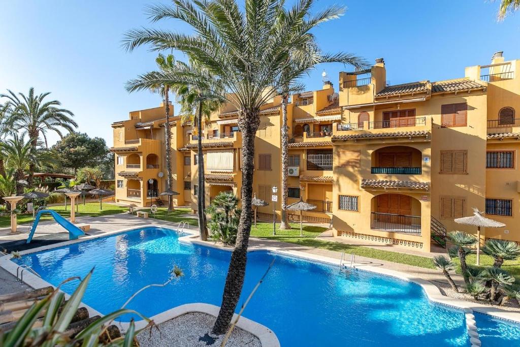2 bedrooms apartement at La Mata 100 m away from the beach with sea view shared pool and balconyの敷地内または近くにあるプール