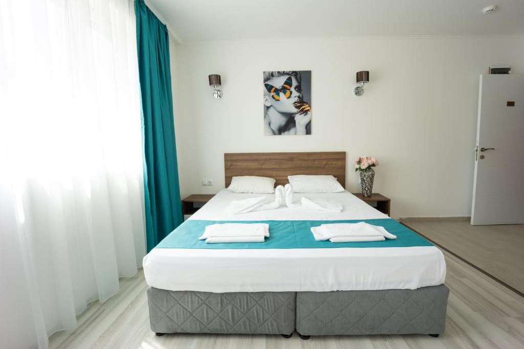 A bed or beds in a room at Hotel Zonya