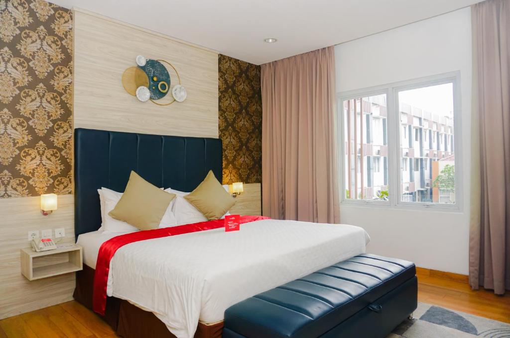 Säng eller sängar i ett rum på Akshaya Hotel Karawang