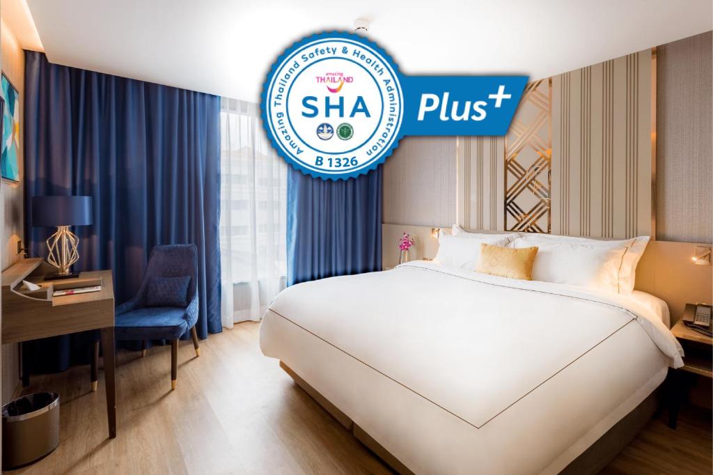GLOW Sukhumvit 5 في بانكوك: غرفة فندق فيها سرير و لوحة مكتوب عليها sla plus