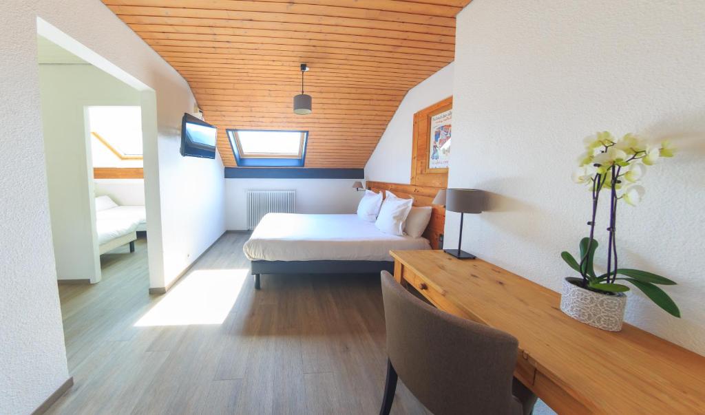 Postel nebo postele na pokoji v ubytování Logis hôtel Annecy nord / Argonay