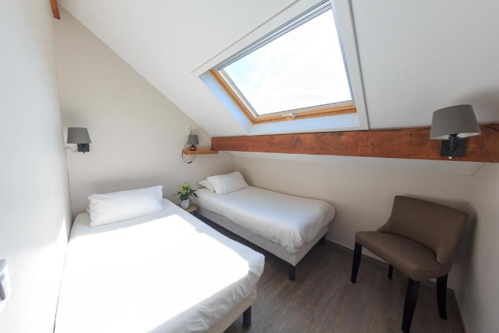 Postel nebo postele na pokoji v ubytování Logis hôtel Annecy nord / Argonay