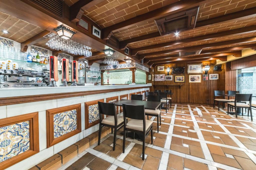 Reštaurácia alebo iné gastronomické zariadenie v ubytovaní Nuevo Torreluz