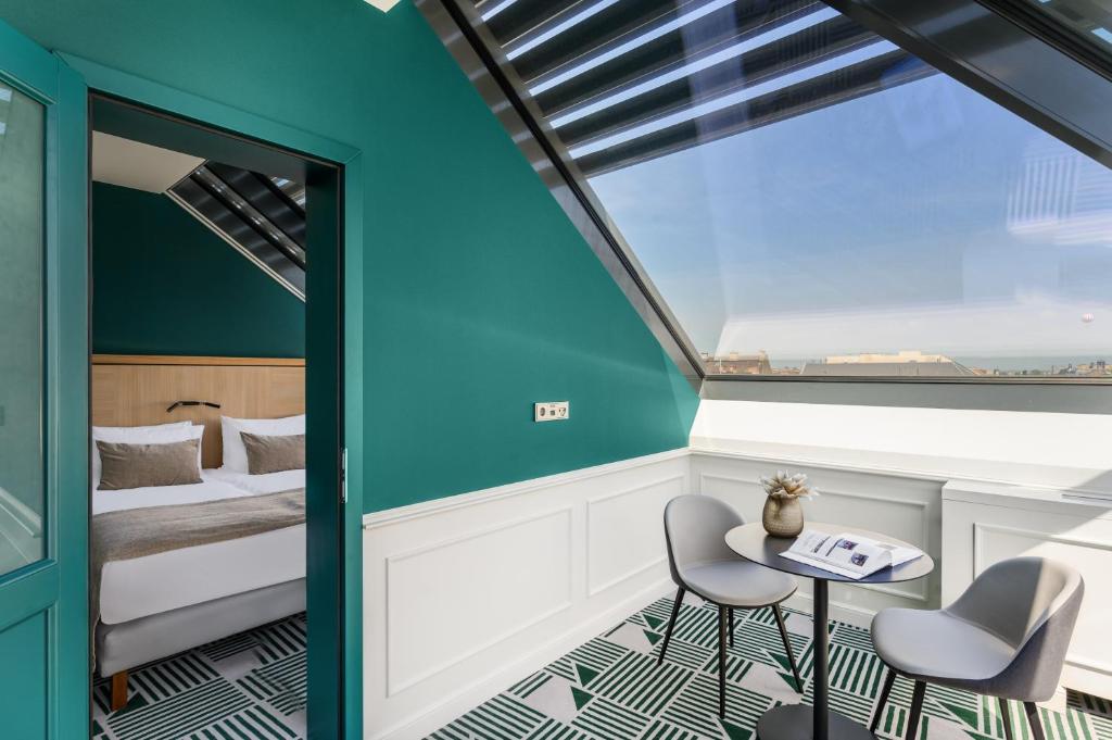 Posteľ alebo postele v izbe v ubytovaní Hotel Oktogon Haggenmacher by Continental Group