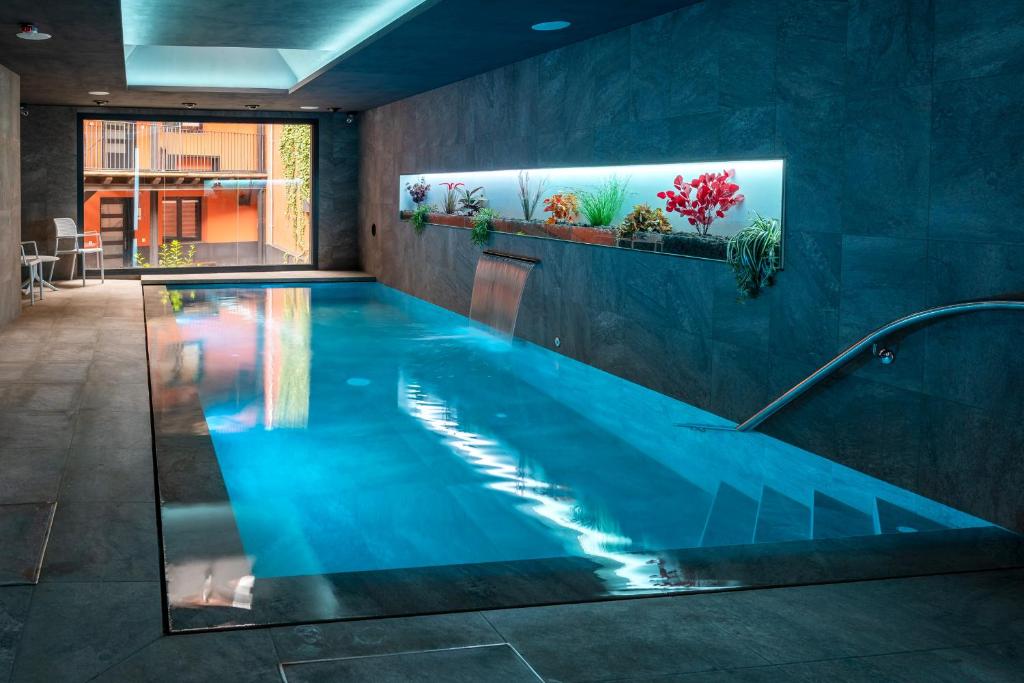 einen Pool in einem Haus mit Aquarium in der Unterkunft Apartaments y Habitacions Entre Volcans in Olot