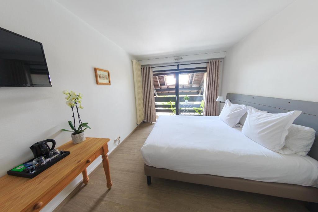 Postel nebo postele na pokoji v ubytování Logis hôtel Annecy nord / Argonay