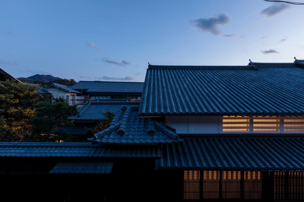 uma vista para um edifício com um telhado verde em Azumi Setoda em Onomichi