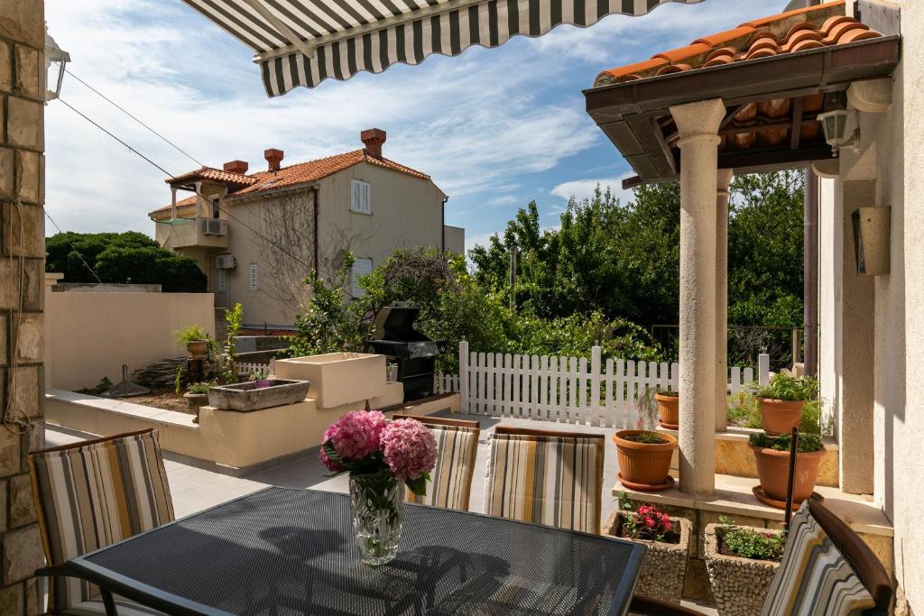 Apartment Tonka - Two bedroom apartment with partial sea view