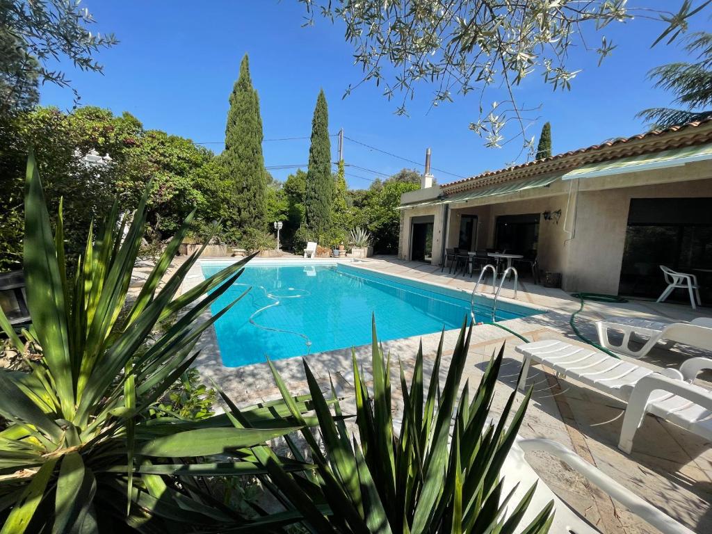 Fotografia z galérie ubytovania Villa climatisée avec piscine sur les hauts de Nîmes v destinácii Nîmes