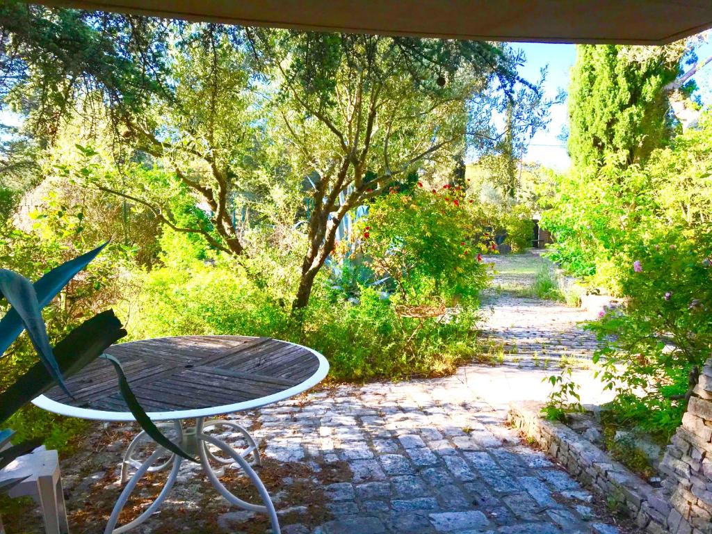 Fotografia z galérie ubytovania Villa climatisée avec piscine sur les hauts de Nîmes v destinácii Nîmes