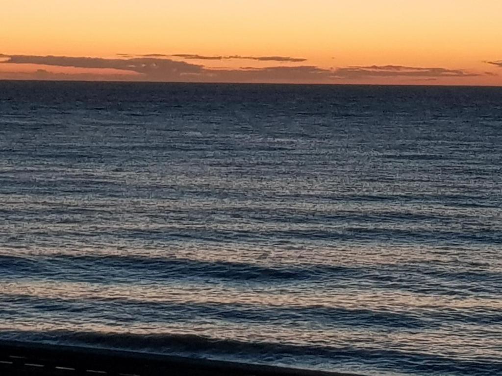 ヴレット・シュル・メールにあるvue sur Mer " VILLA DES MOUETTES " les pieds dans l eauの夕日の海像