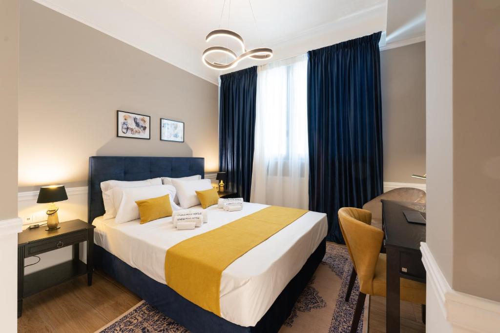 Habitación de hotel con cama y escritorio en Pure Hotel by Athens Prime Hotels, en Atenas