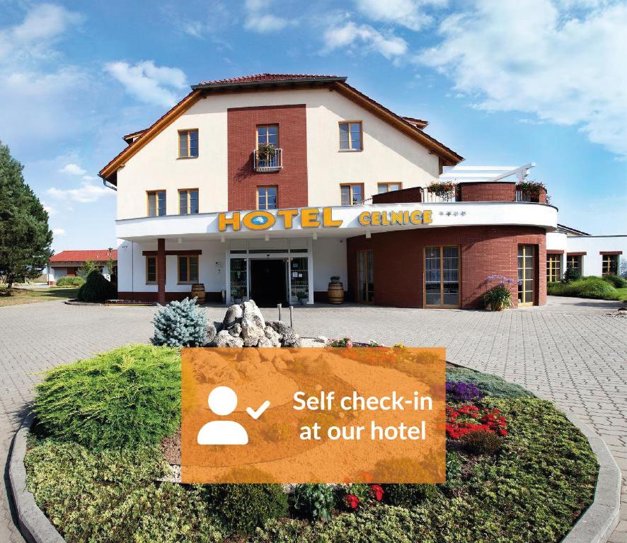 een hotelgebouw met een bord ervoor bij Hotel Celnice in Břeclav