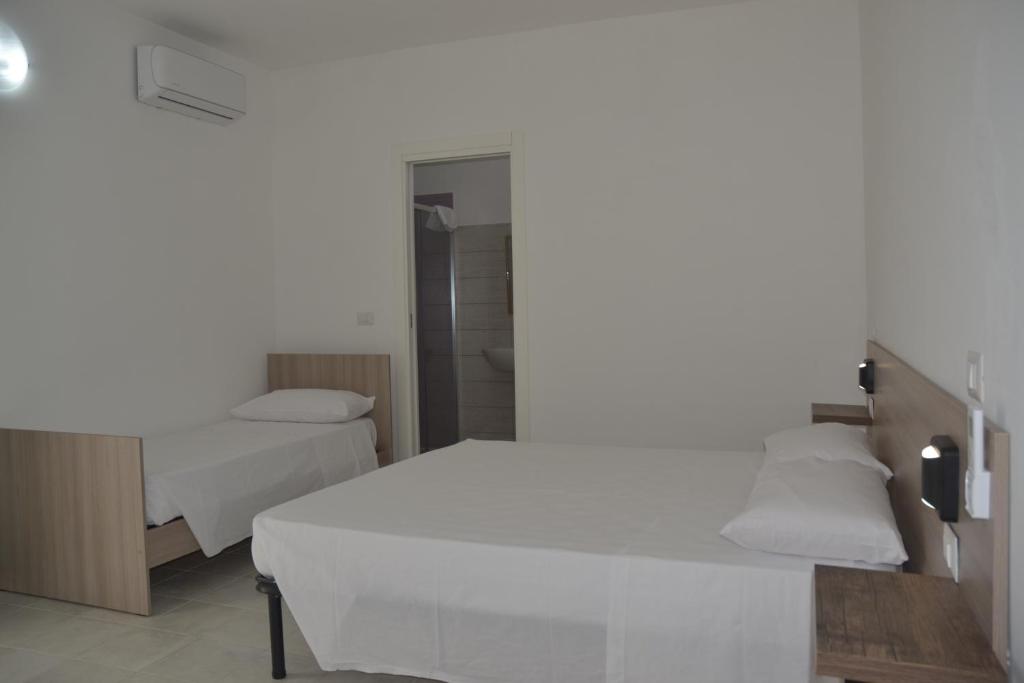 Postel nebo postele na pokoji v ubytování Villa Uria monolocali con e senza angolo cottura