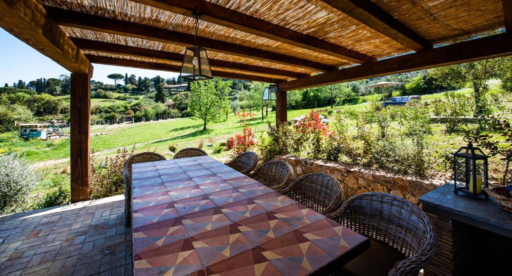 stół i krzesła na patio z widokiem w obiekcie Il Molino Carlotta House w mieście Porto Ercole