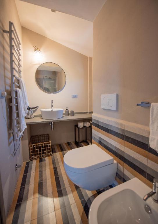 łazienka z toaletą i umywalką w obiekcie Il Molino Carlotta House w mieście Porto Ercole