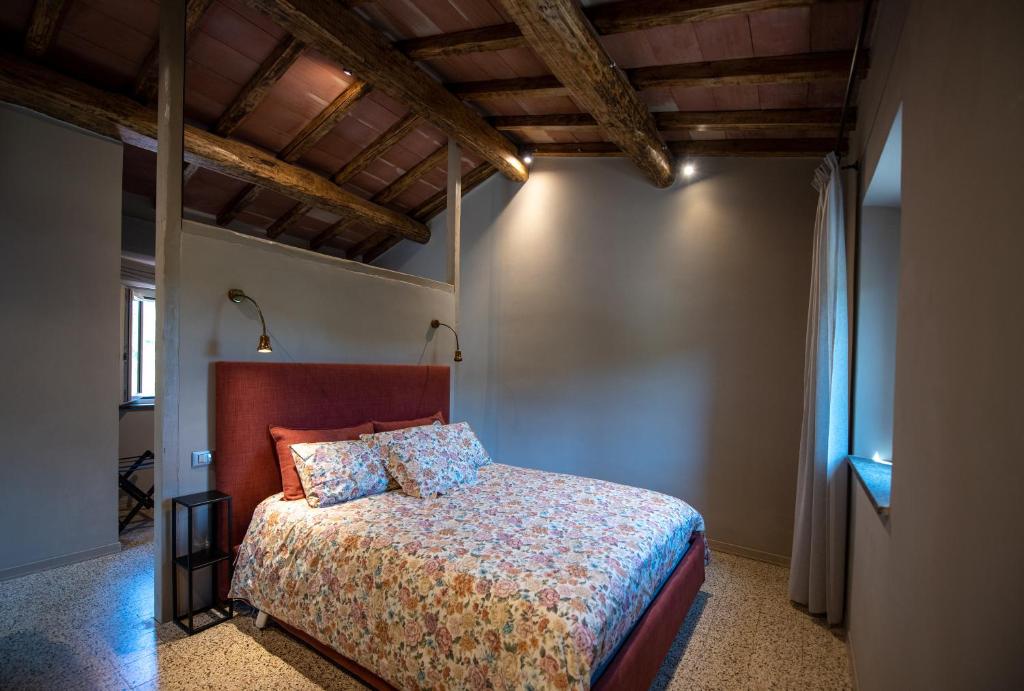 sypialnia z łóżkiem w pokoju w obiekcie Il Molino Carlotta House w mieście Porto Ercole