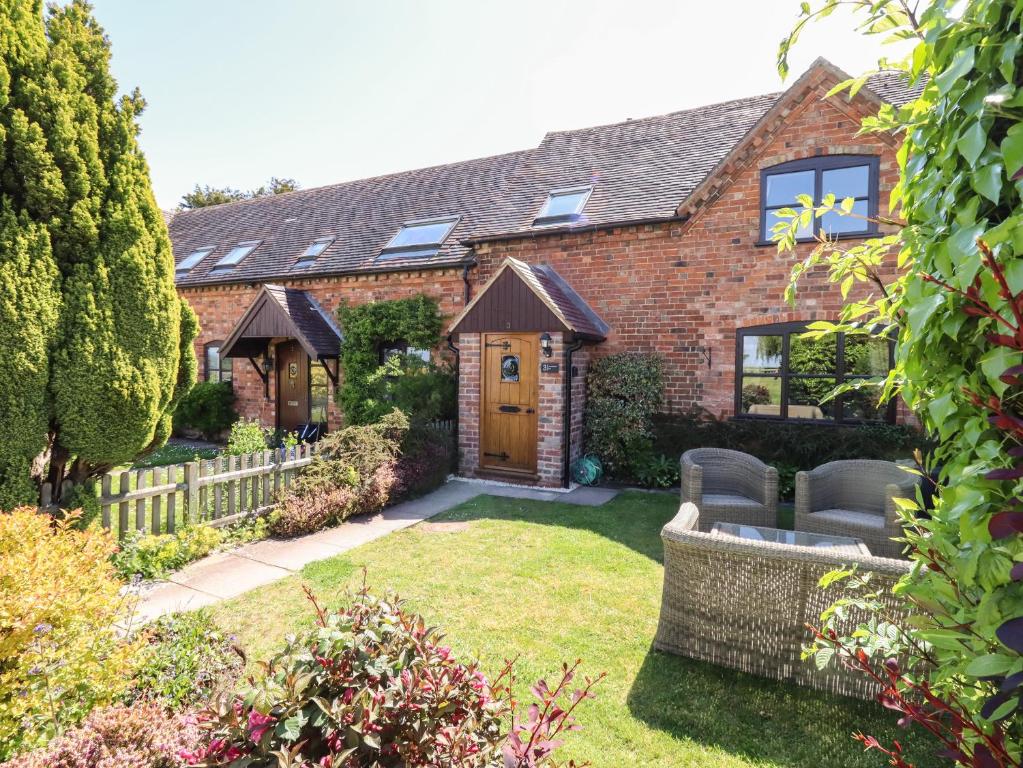 a house with a yard with a fence at 3 Mount Pleasant in Pershore