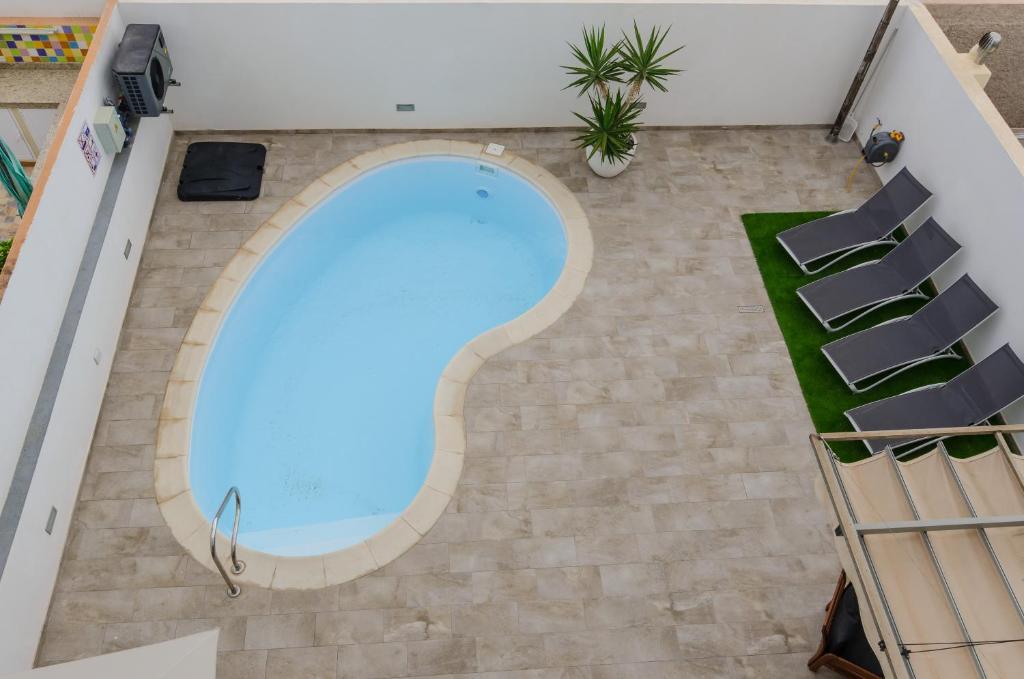 Bazén v ubytování Vv Sunny Holiday Villa Maspalomas nebo v jeho okolí