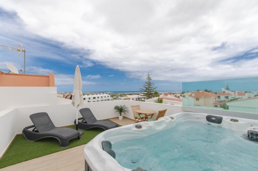 Bazén v ubytování Vv Sunny Holiday Villa Maspalomas nebo v jeho okolí